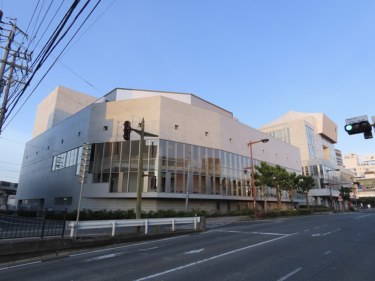 長野市役所と長野市芸術館の外観