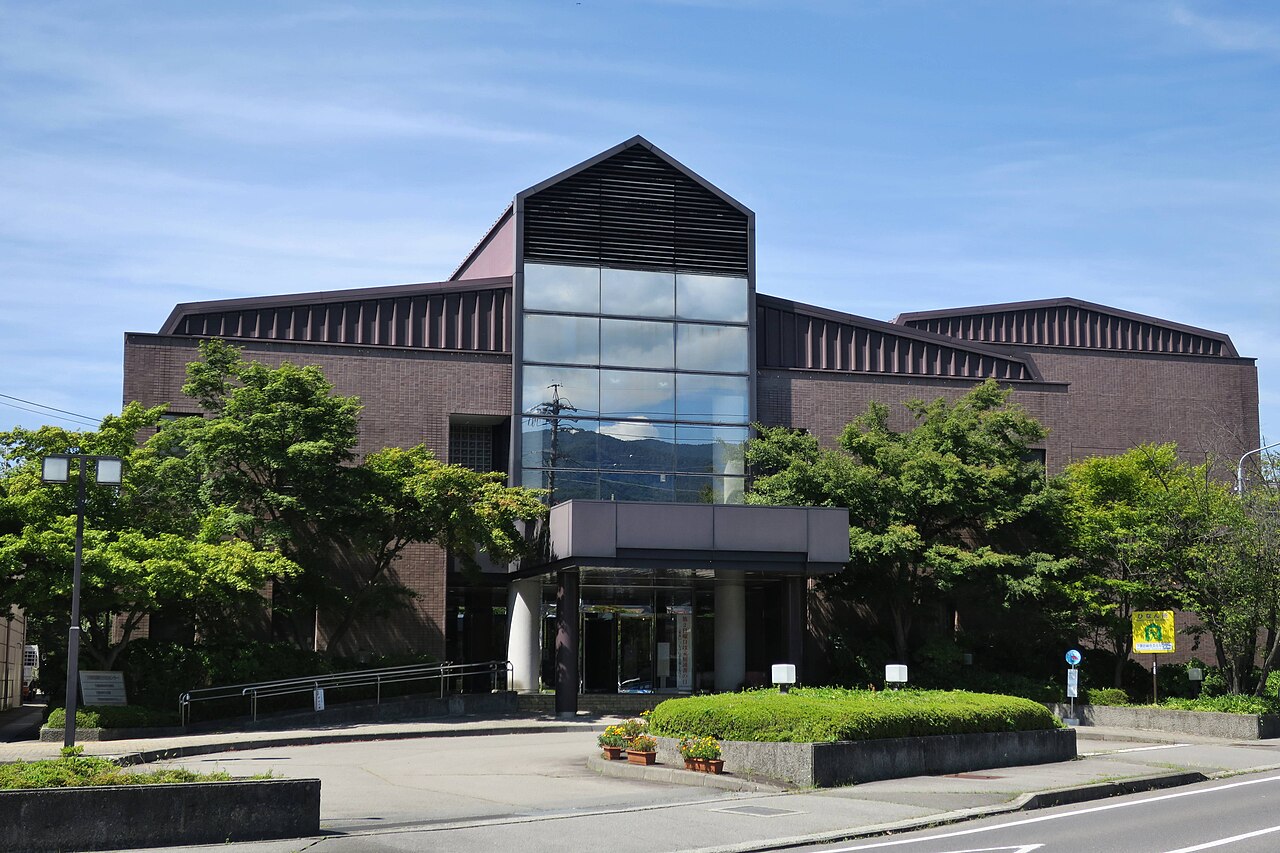 下諏訪総合文化センターの正面外観