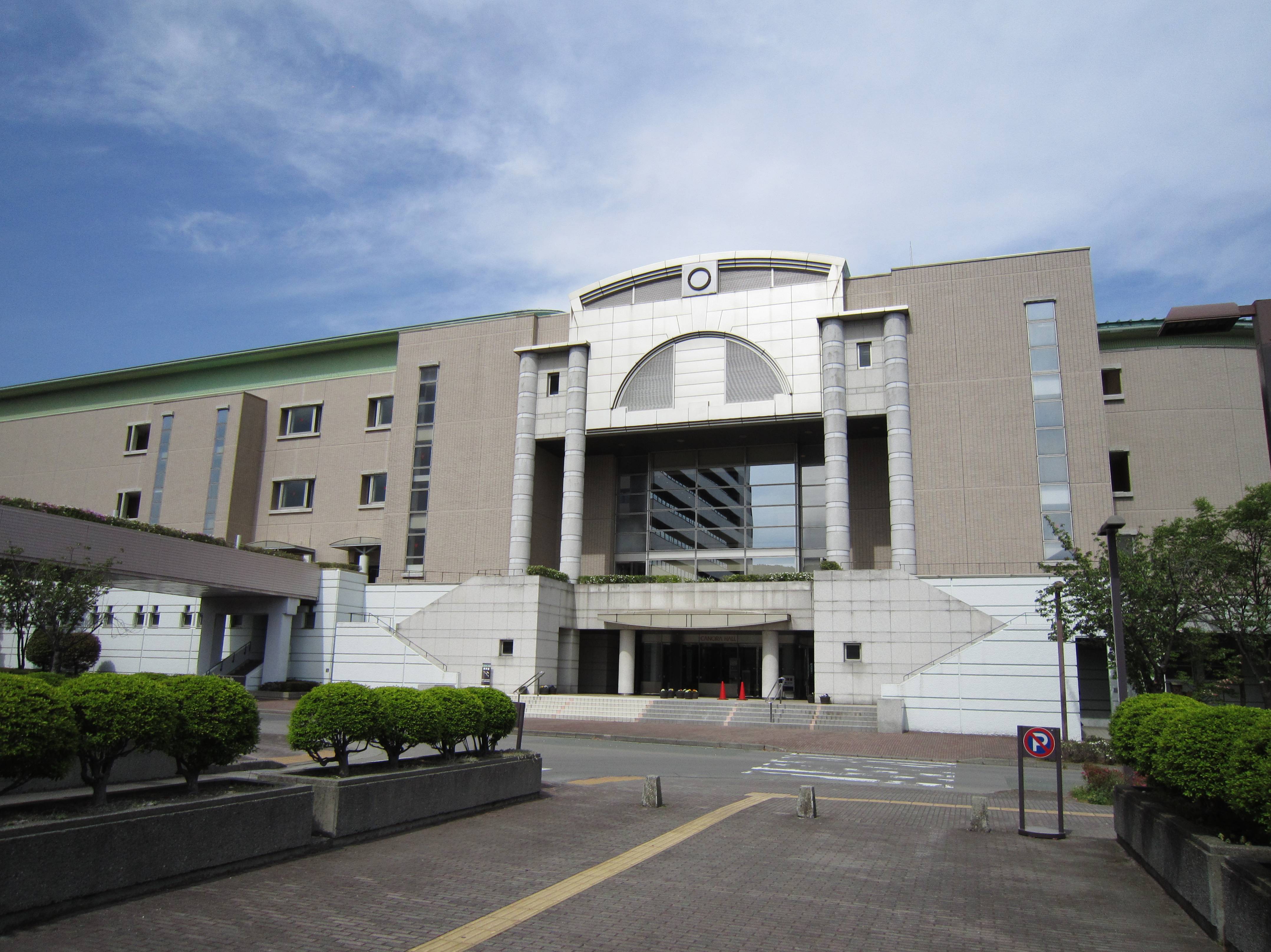 カノラホール（岡谷市文化会館）の正面外観