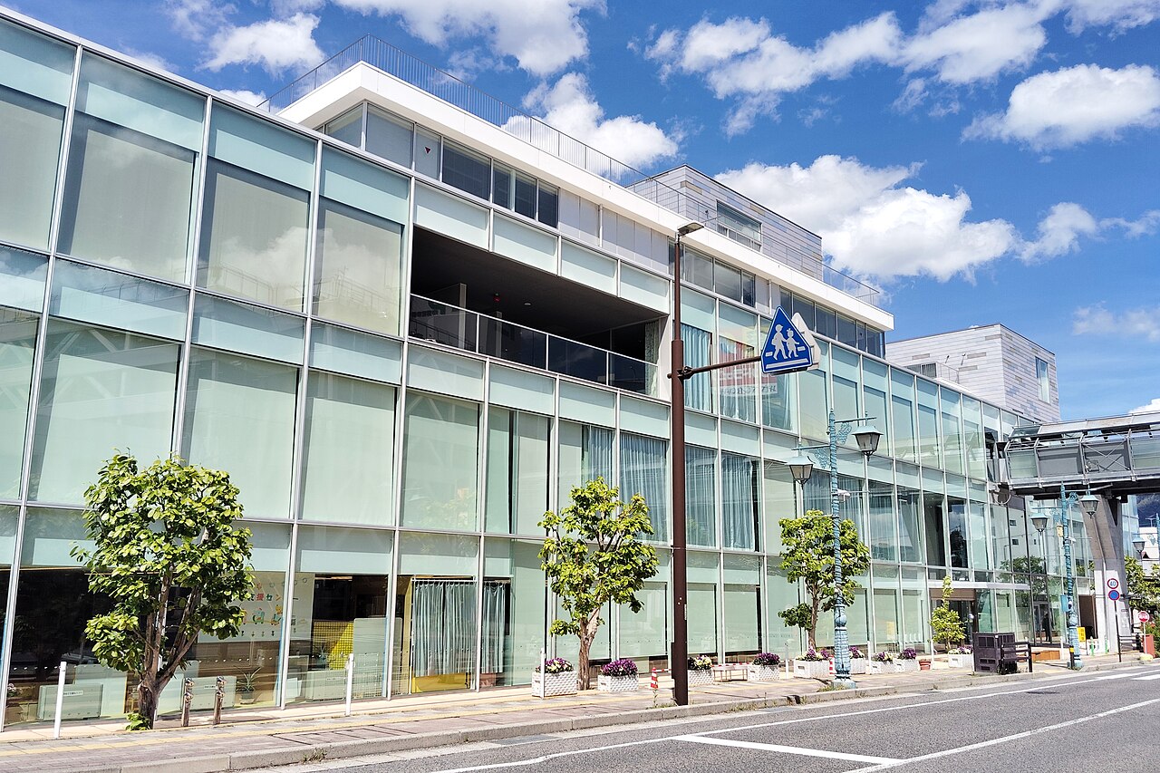 塩尻市市民交流センターえんぱーくの外観（2026年5月）