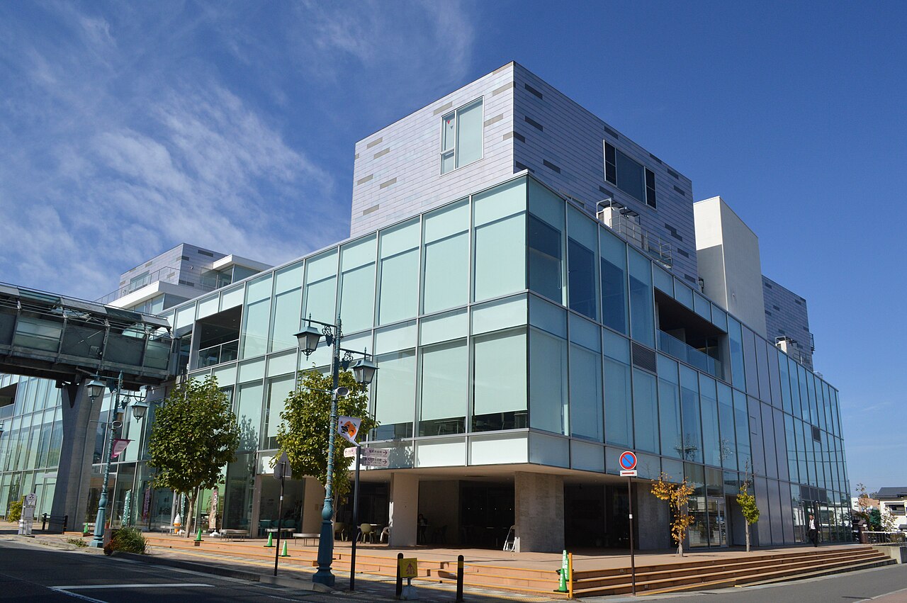 塩尻市市民交流センターえんぱーくの外観（2018年10月）