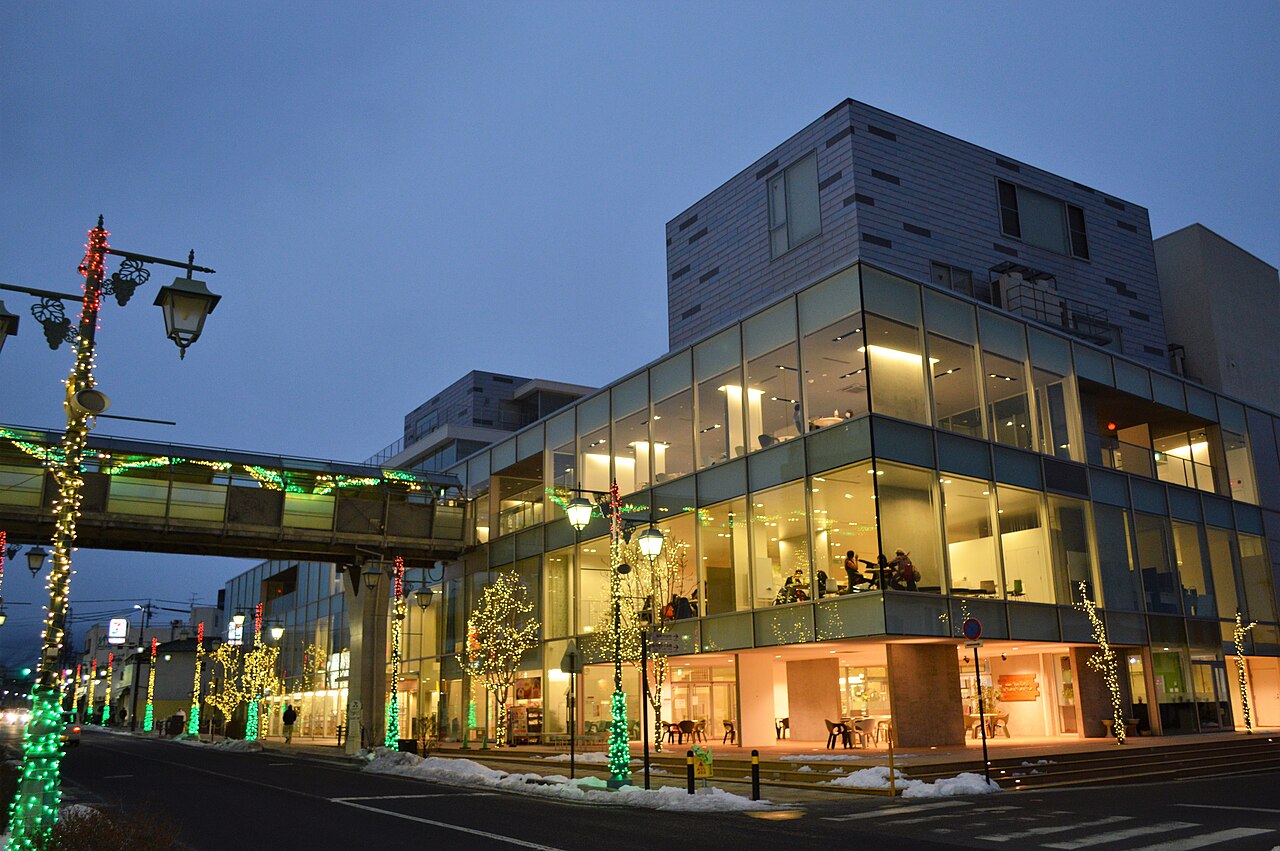 塩尻市市民交流センターえんぱーくの外観（夕景）