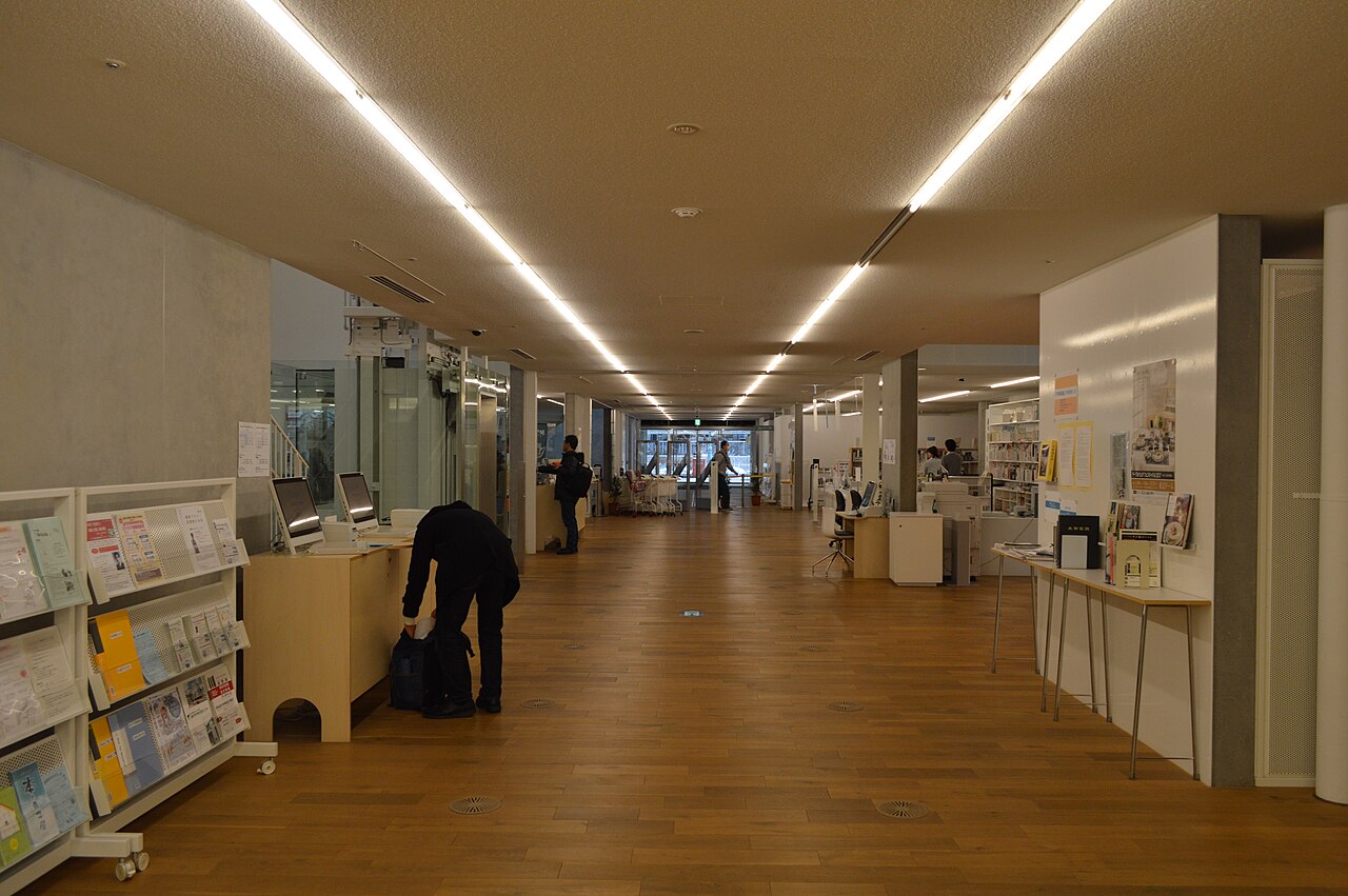 えんぱーく内の塩尻市立図書館案内カウンター
