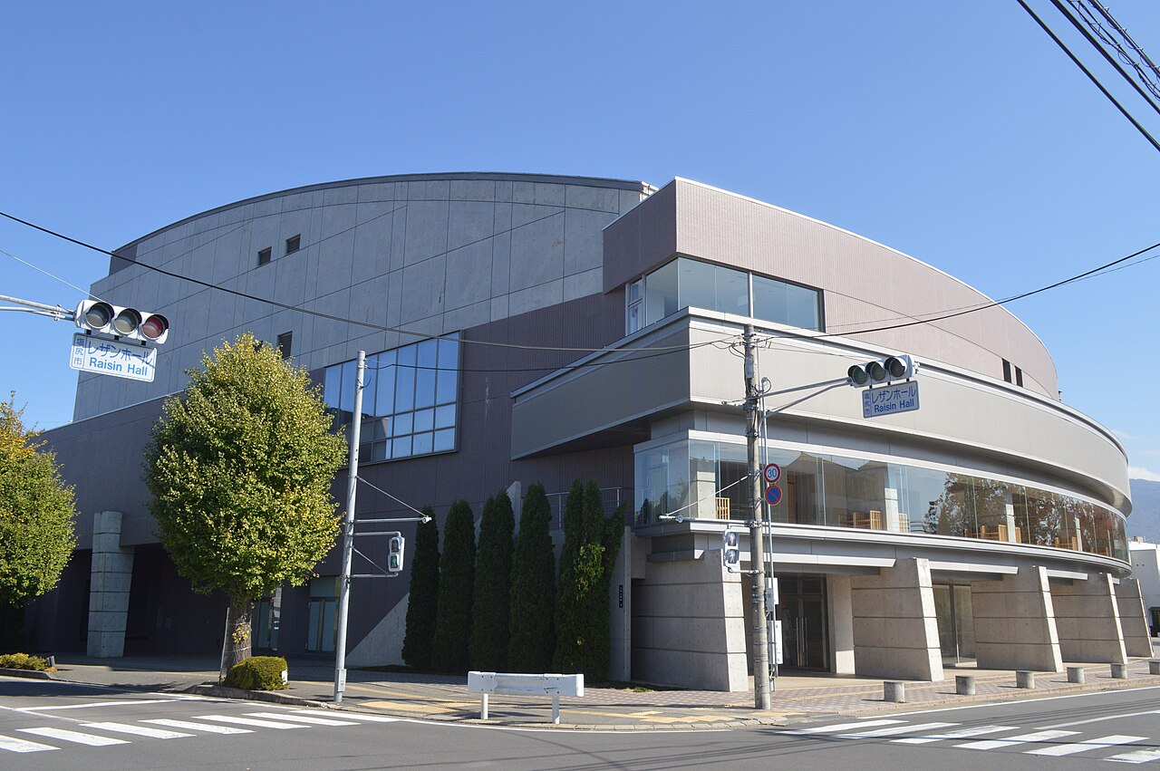 塩尻市文化会館レザンホールの正面外観