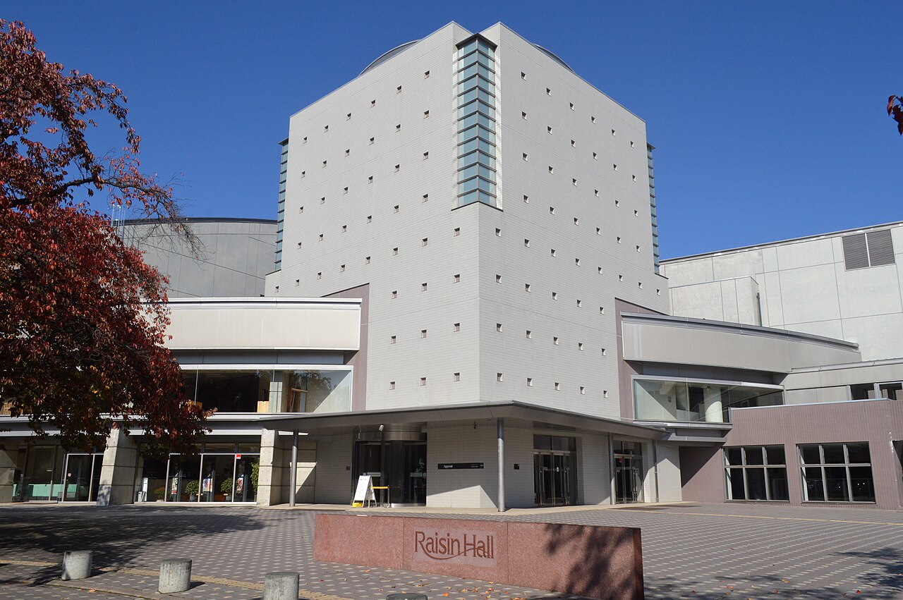塩尻市文化会館レザンホールの正面広場側外観