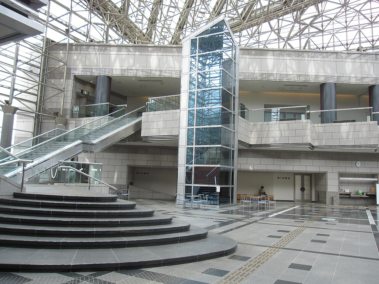 とりぎん文化会館の館内階段と会議室前