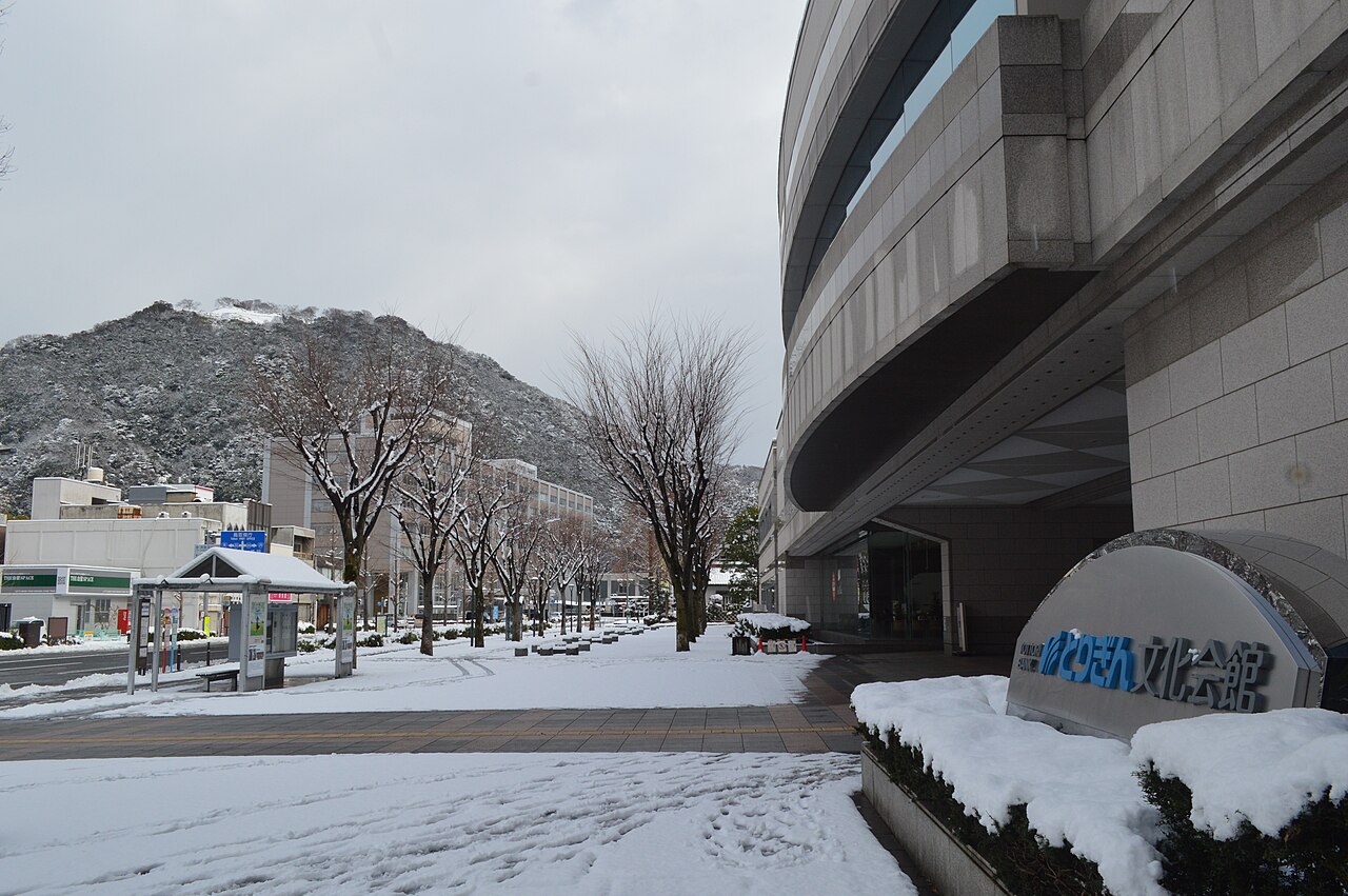 とりぎん文化会館の雪景色と施設看板
