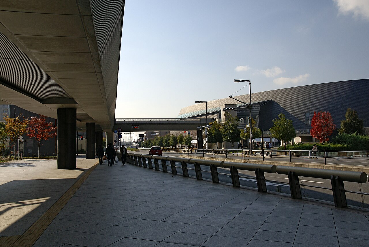 なら100年会館の外観（駅前側）