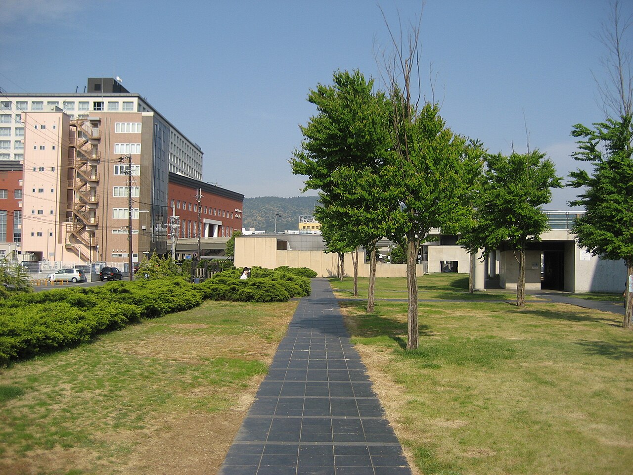 なら100年会館前の屋外広場