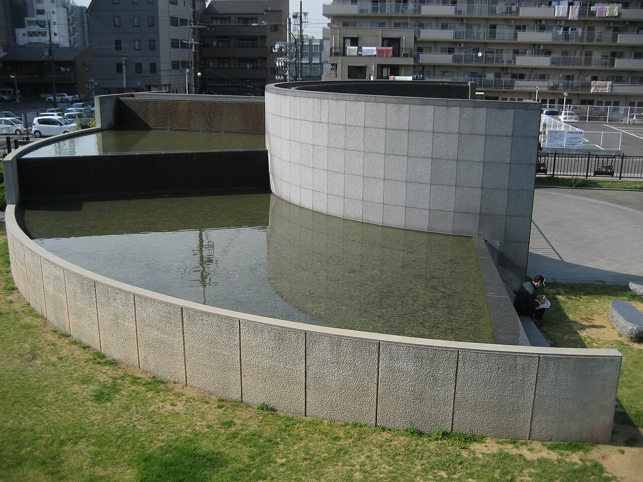 なら100年会館前の水景広場