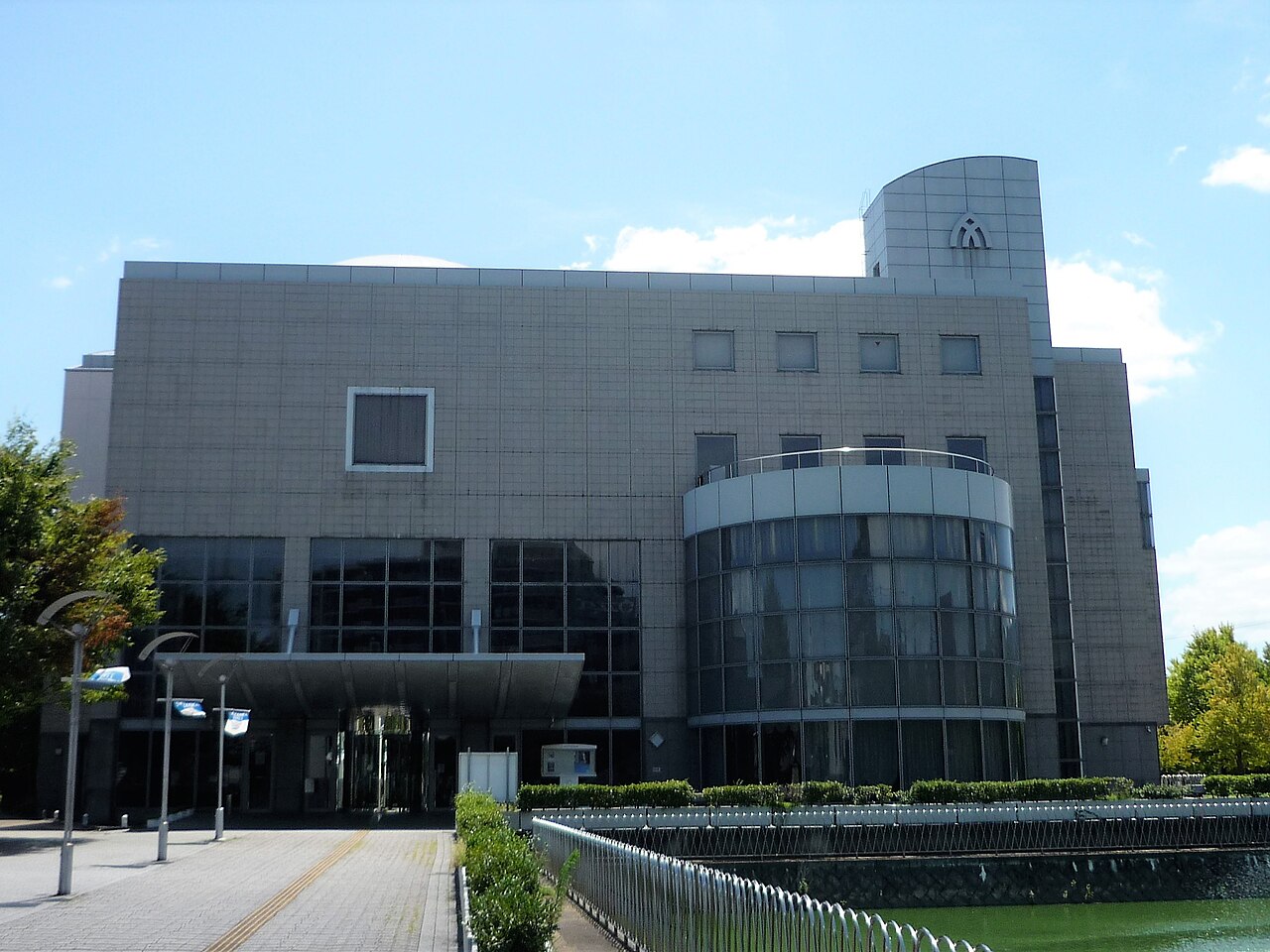 大和高田さざんかホールの外観