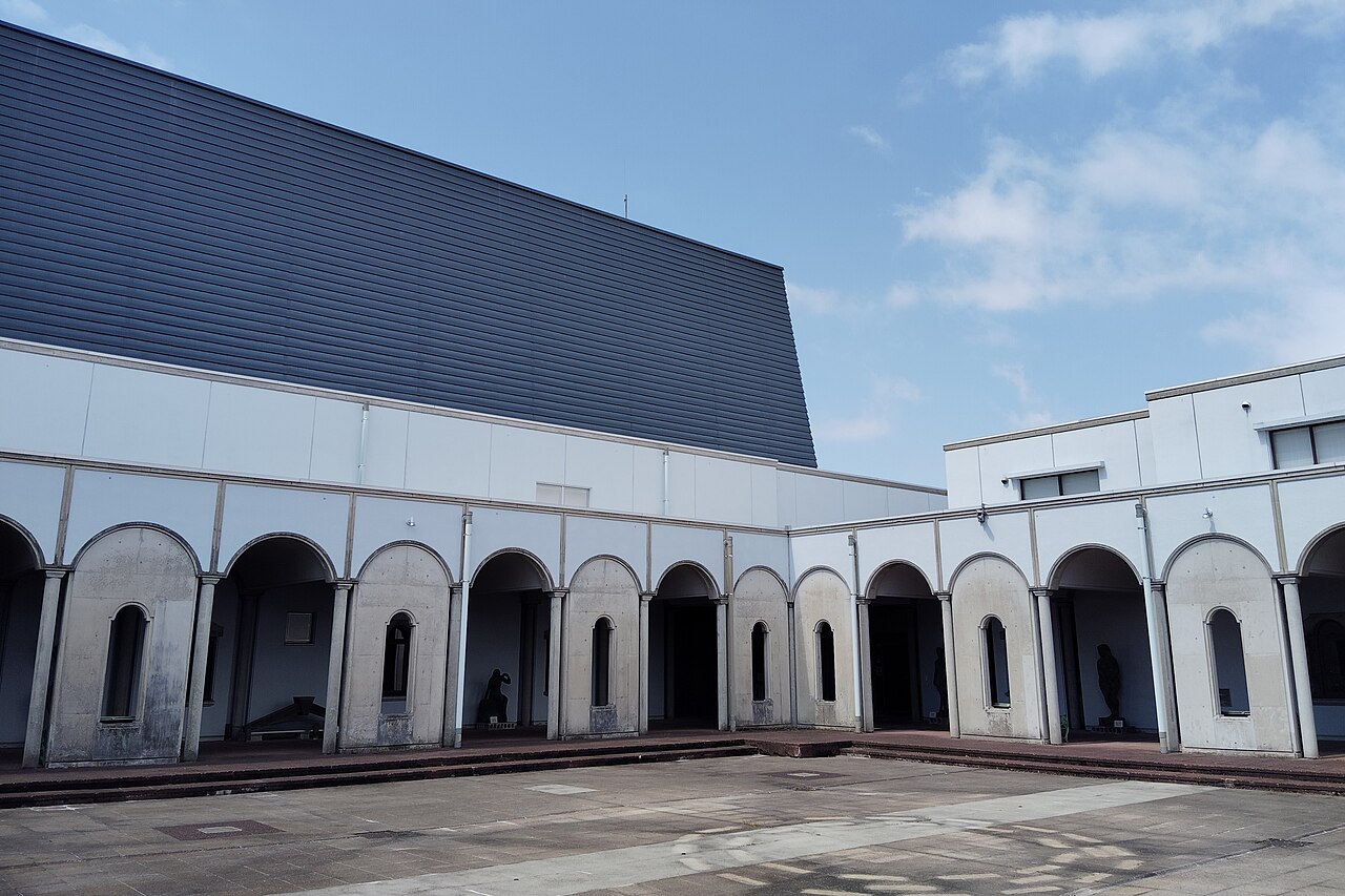入善町民会館(コスモホール)の中庭とホール外観
