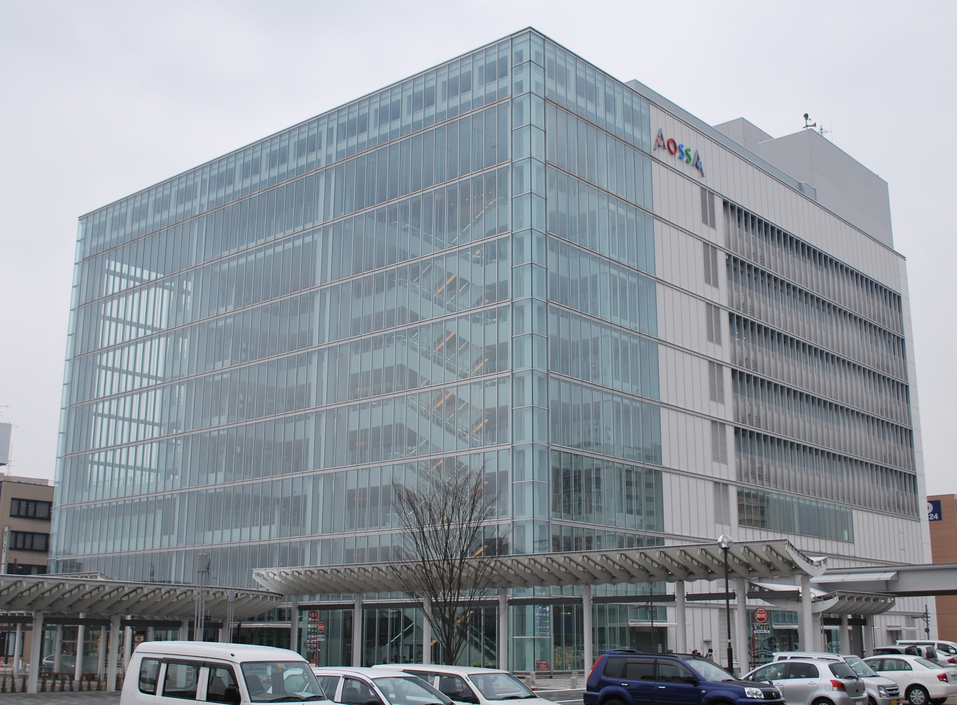 福井市地域交流プラザが入るAOSSAの外観