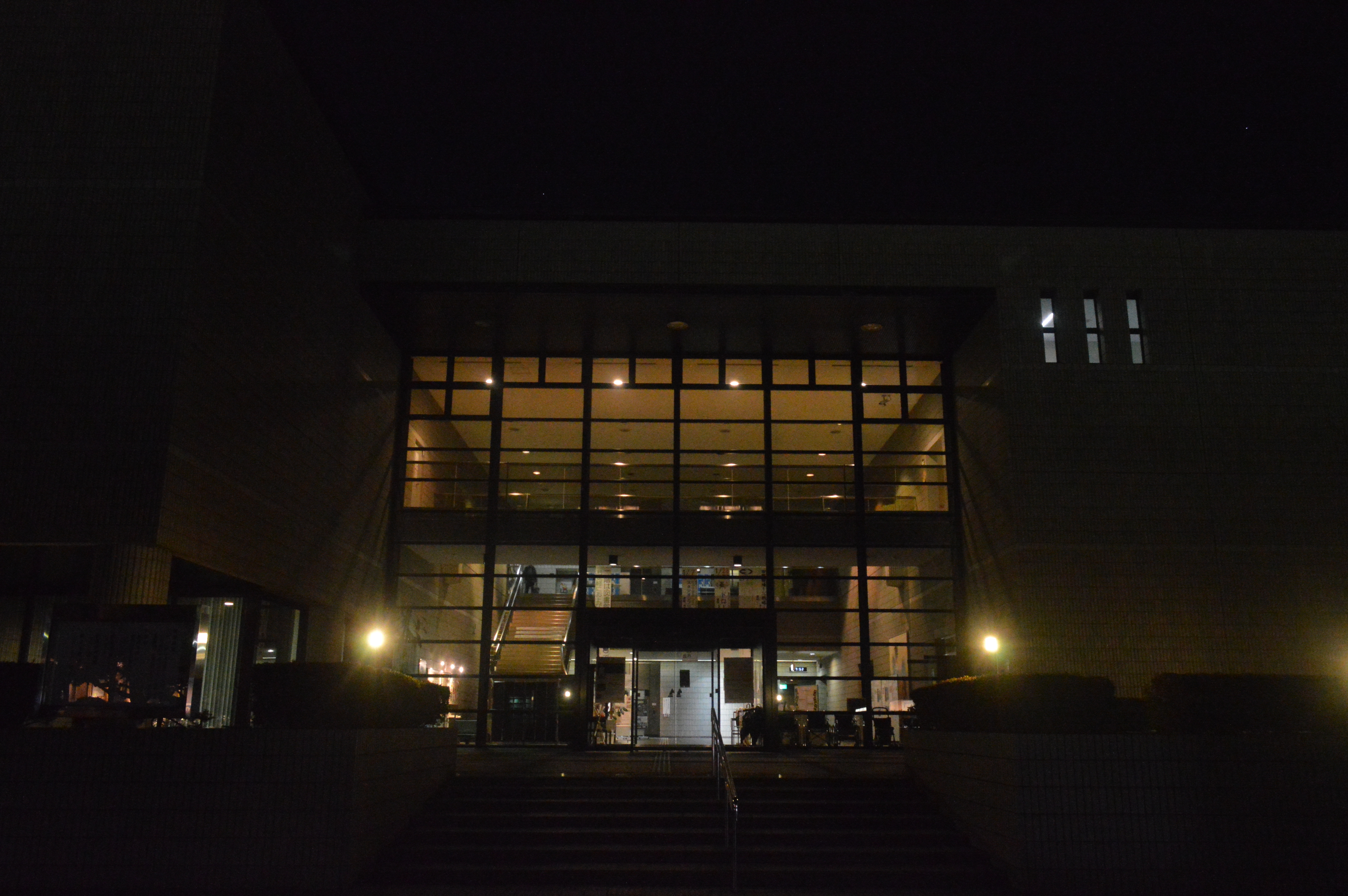 福井県立若狭図書学習センターの入口