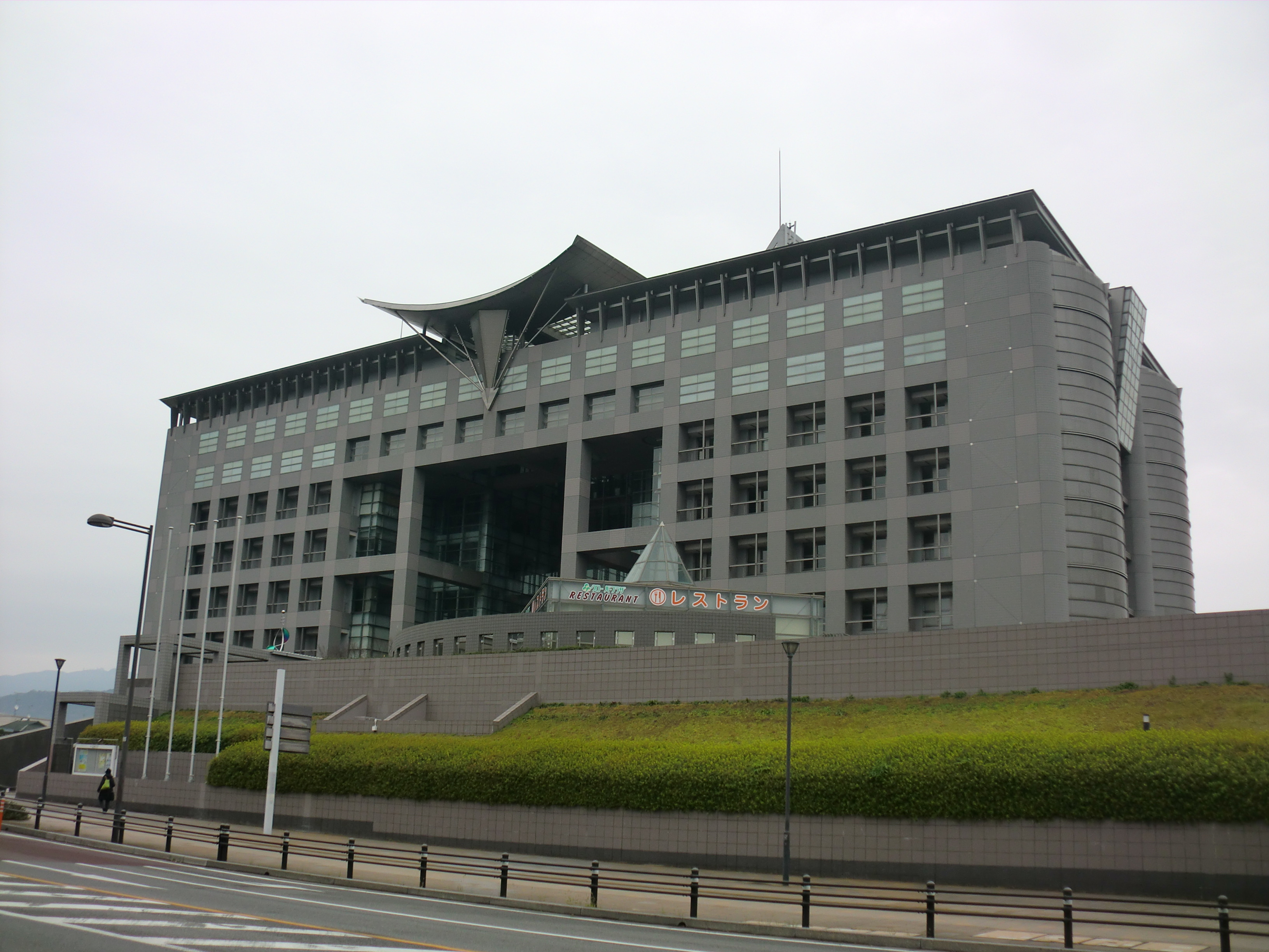 クローバープラザの外観