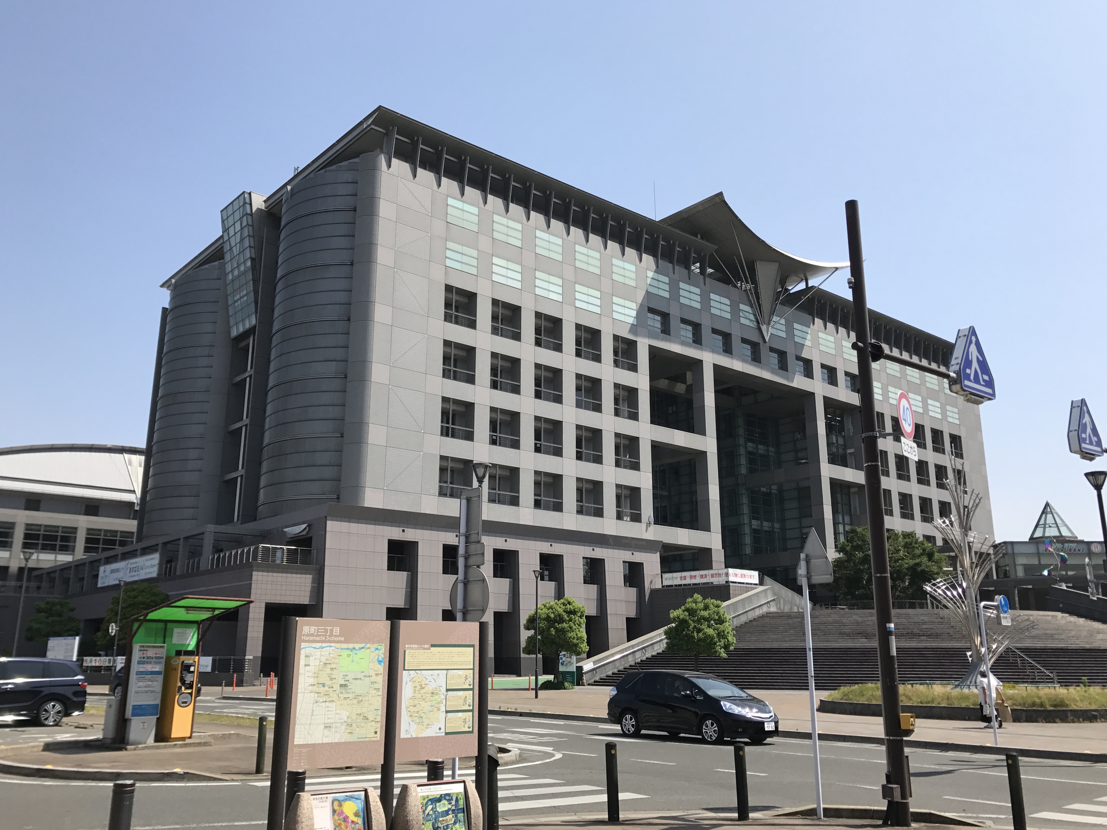 クローバープラザの広場側外観