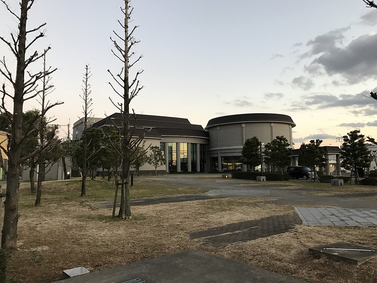 夕方のそぴあしんぐう外観