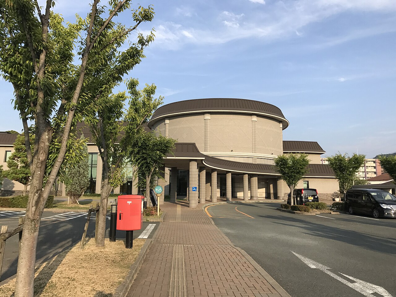 そぴあしんぐうの正面広場側外観
