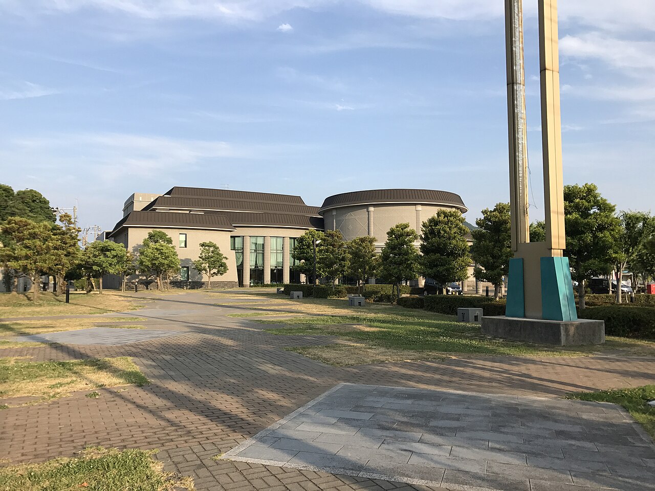公園側から見たそぴあしんぐうの外観
