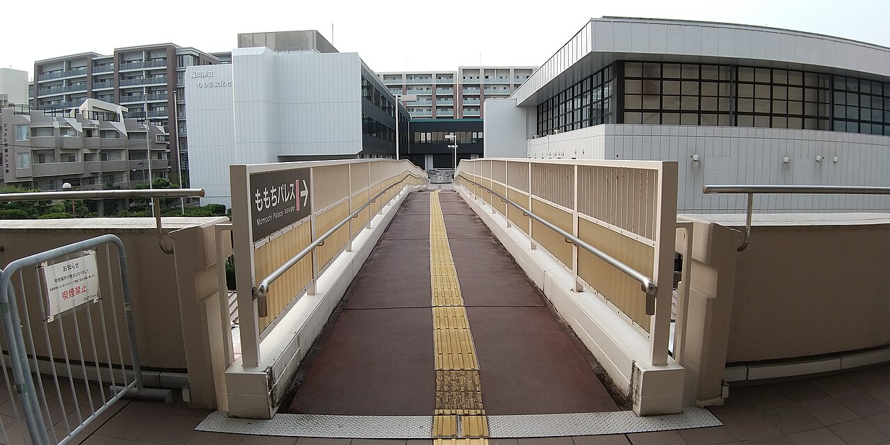 福岡県立ももち文化センターにつながる歩道橋