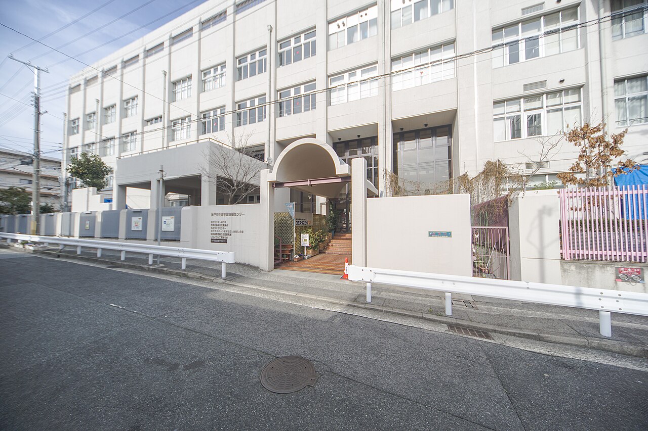 神戸市生涯学習支援センター（コミスタこうべ）の入口と施設名サイン