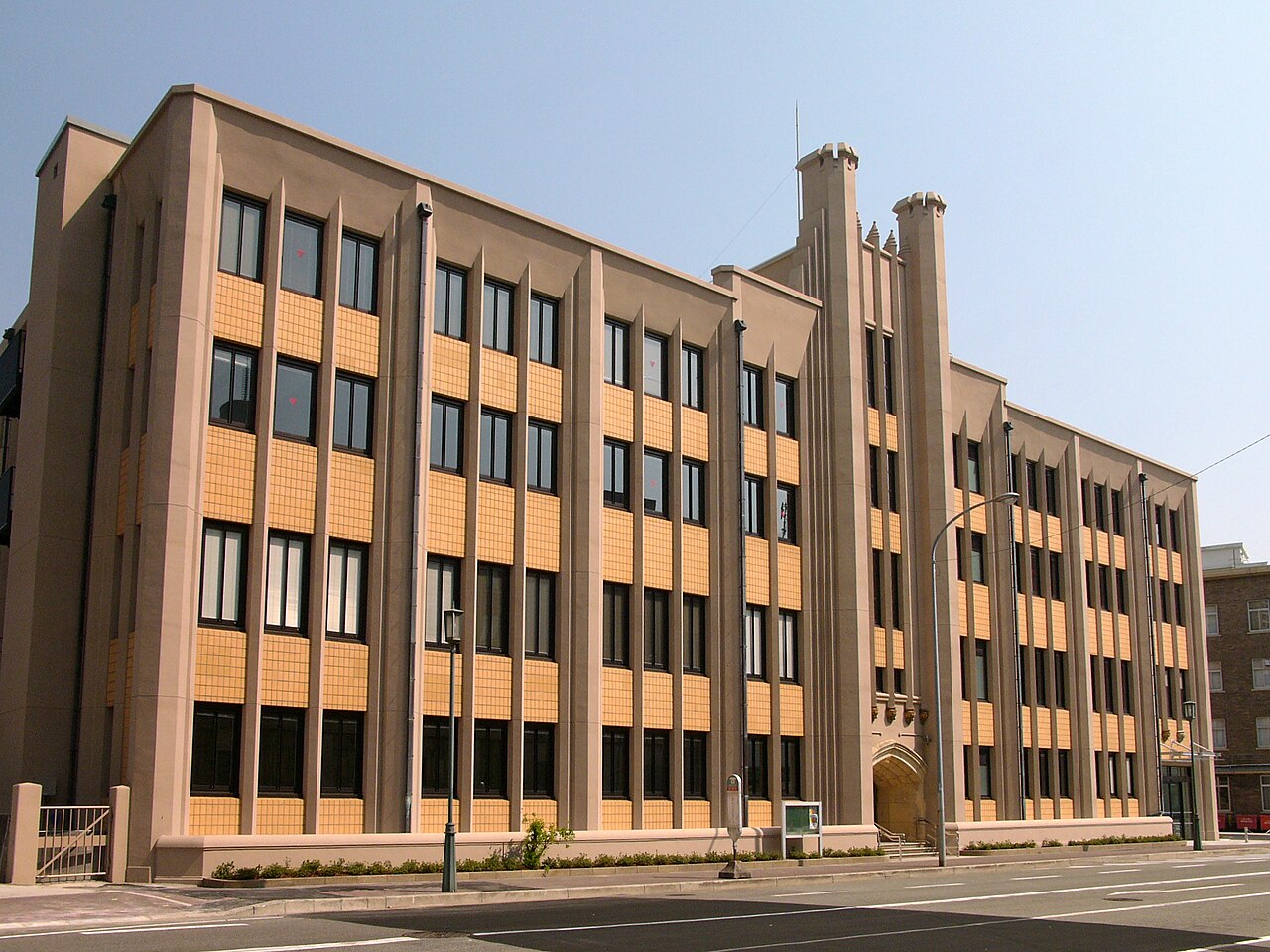 KIITOの旧神戸市立生糸検査所正面外観