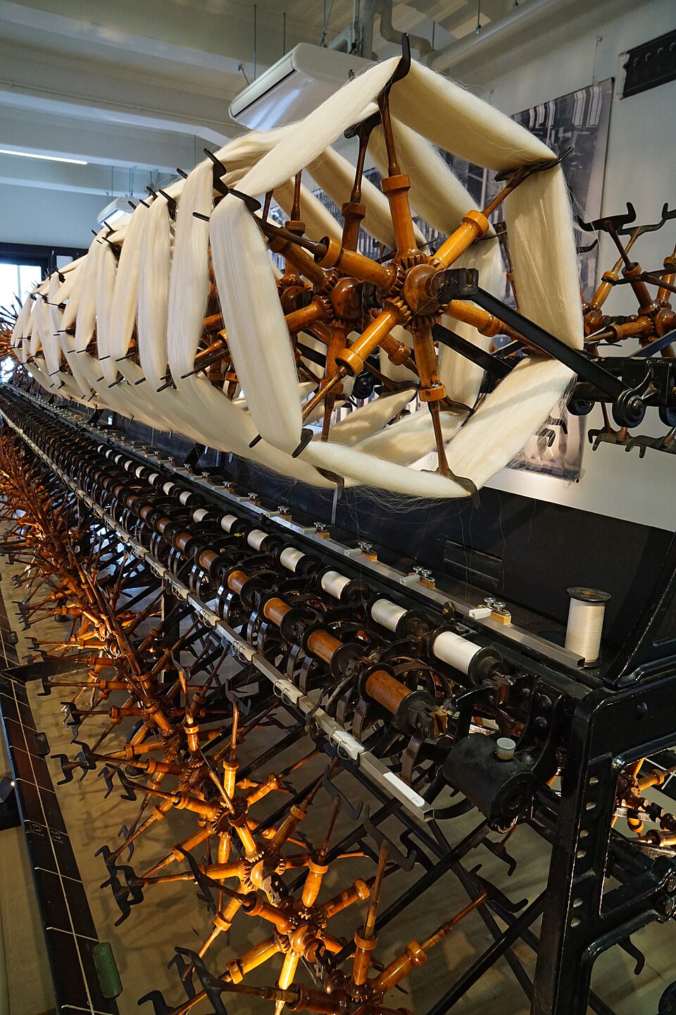 KIITO館内の生糸機械展示