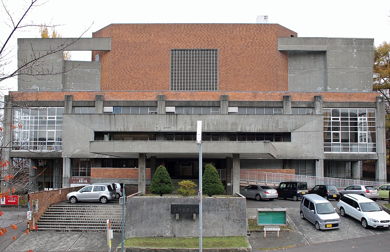 小樽市民会館の正面外観と施設名銘板
