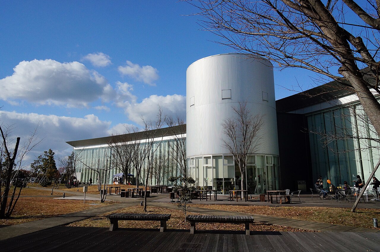 和歌山県立情報交流センターBig・Uの円筒棟と中庭