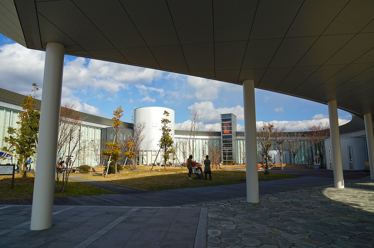 和歌山県立情報交流センターBig・Uの屋根下から見た中庭