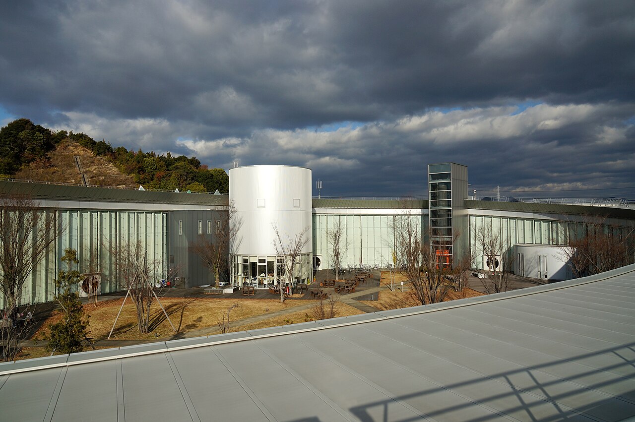和歌山県立情報交流センターBig・Uの中庭を見渡す外観