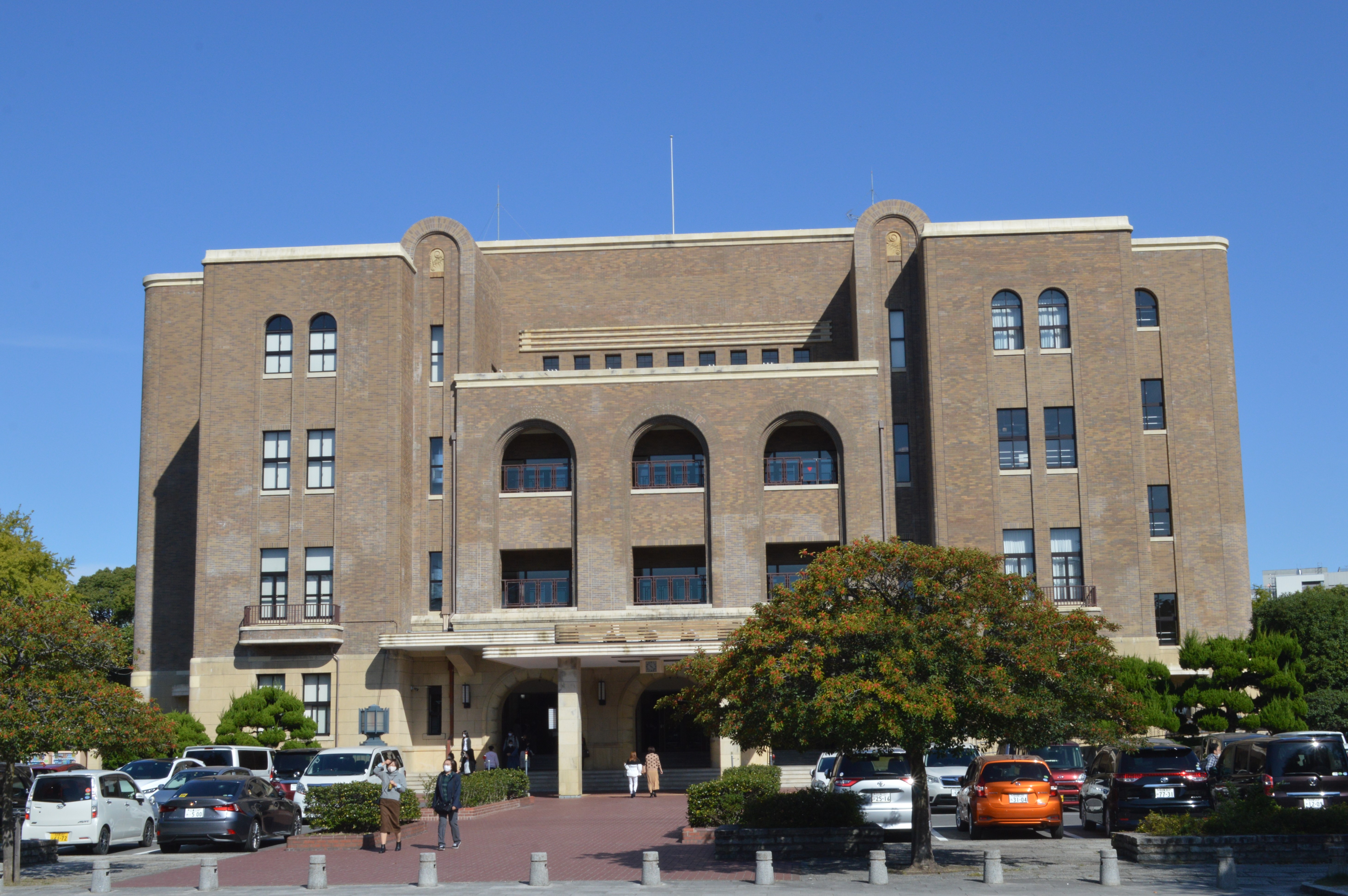 名古屋市公会堂のエントランス側外観