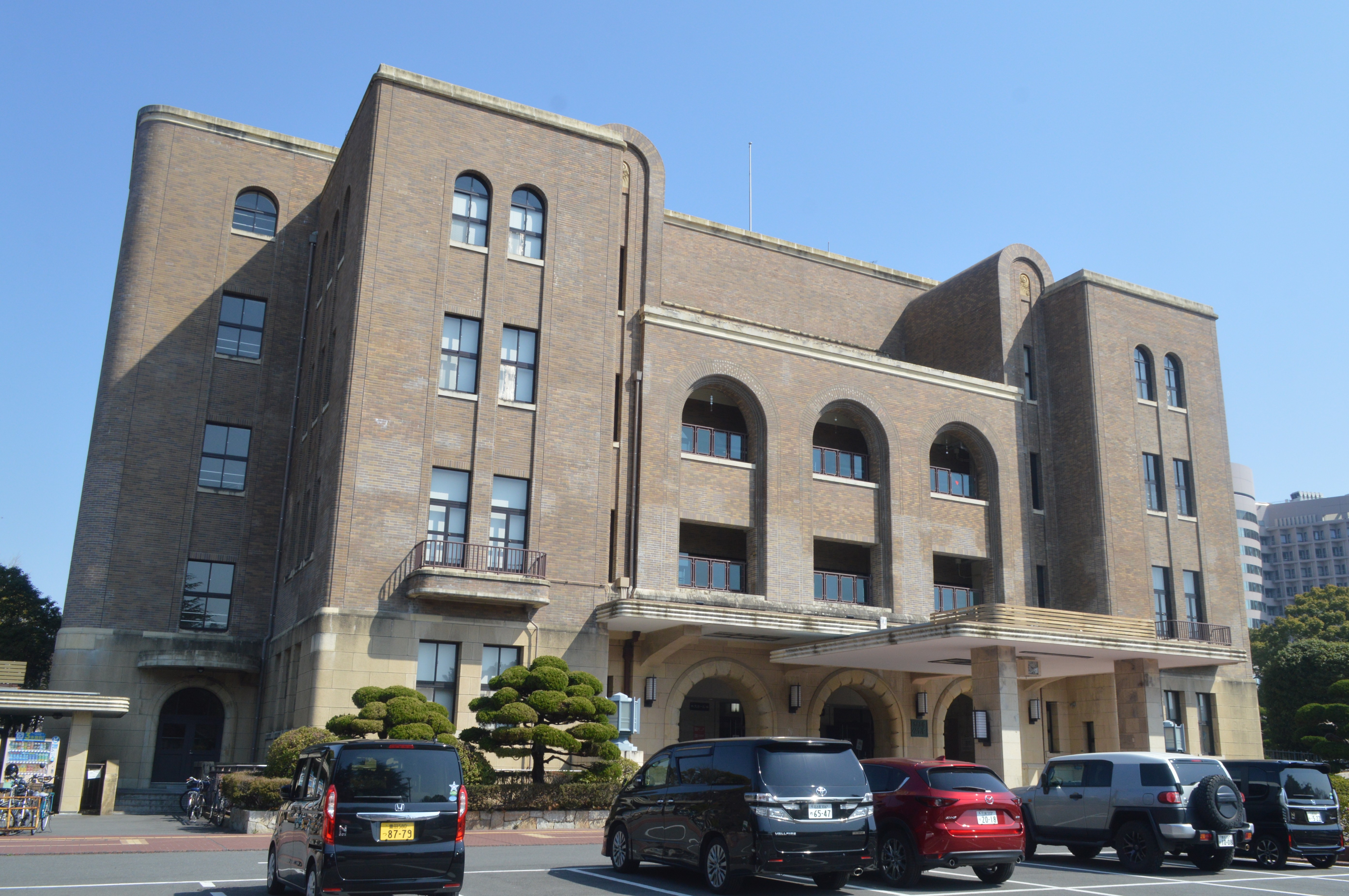 斜めから見た名古屋市公会堂の外観
