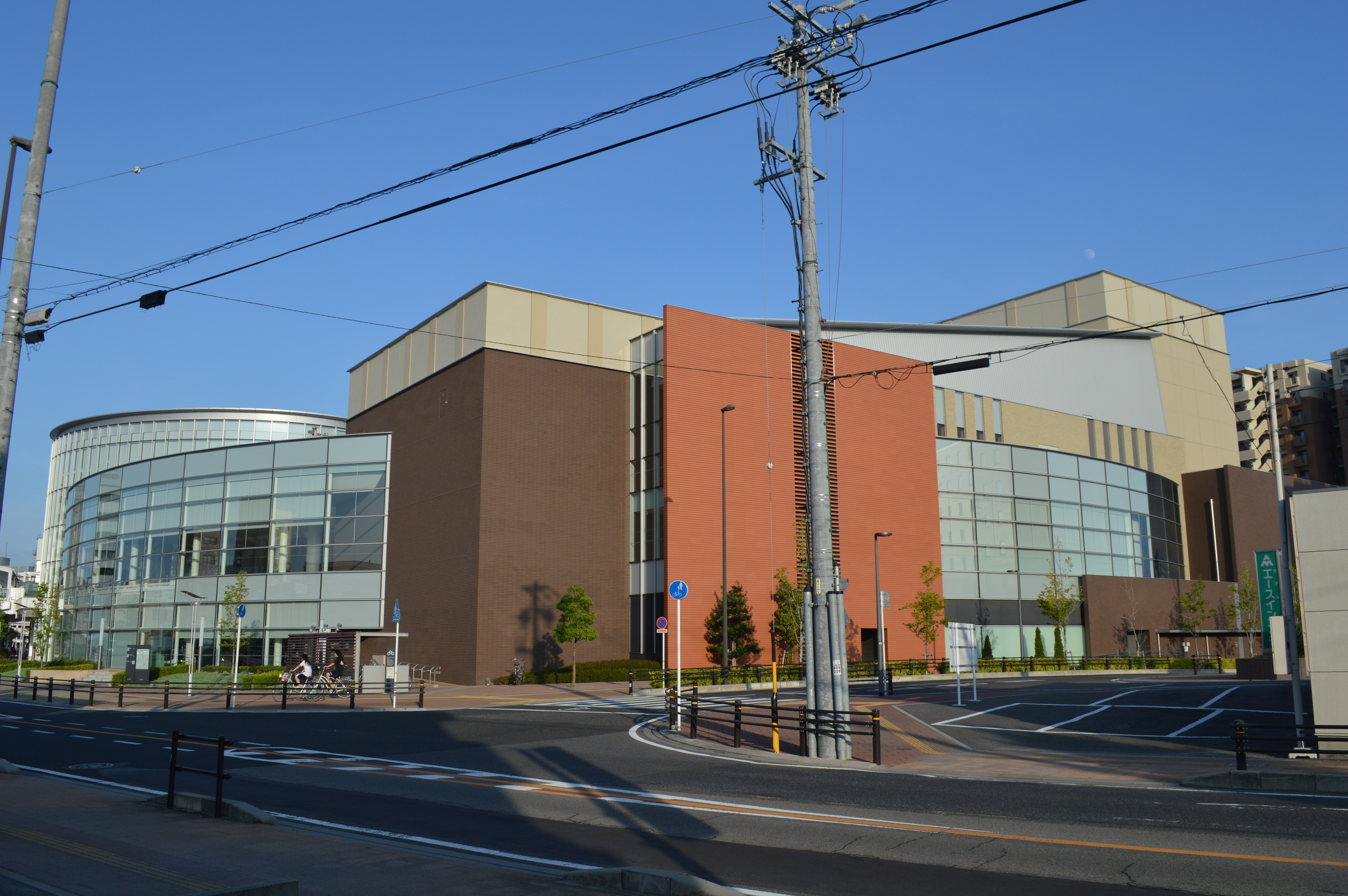 刈谷市総合文化センターの側面全景