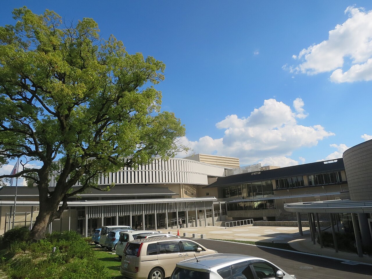 中庭側から見た岡崎市民会館あおいホールの外観