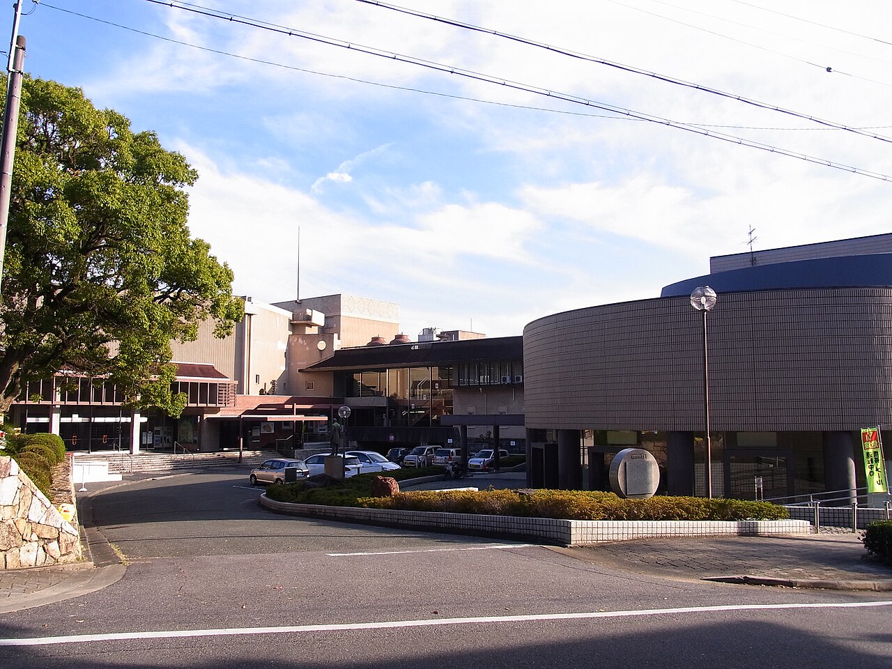道路側から見た岡崎市民会館と甲山会館を含む施設群の外観