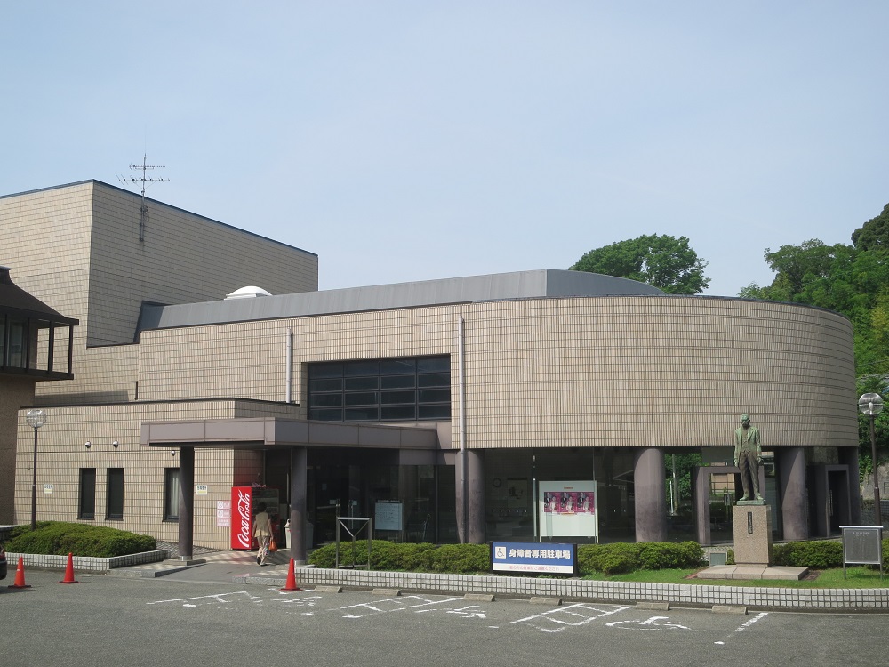 岡崎市民会館甲山会館の正面外観
