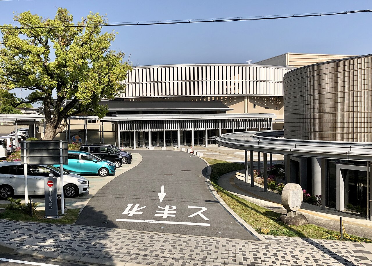 岡崎市民会館あおいホールの正面入口と車寄せ