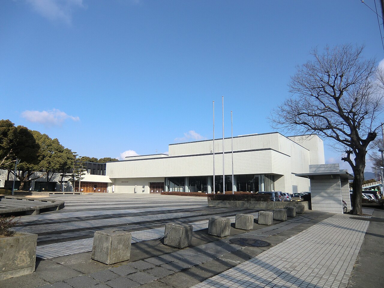 正面広場から見た豊川市文化会館の外観