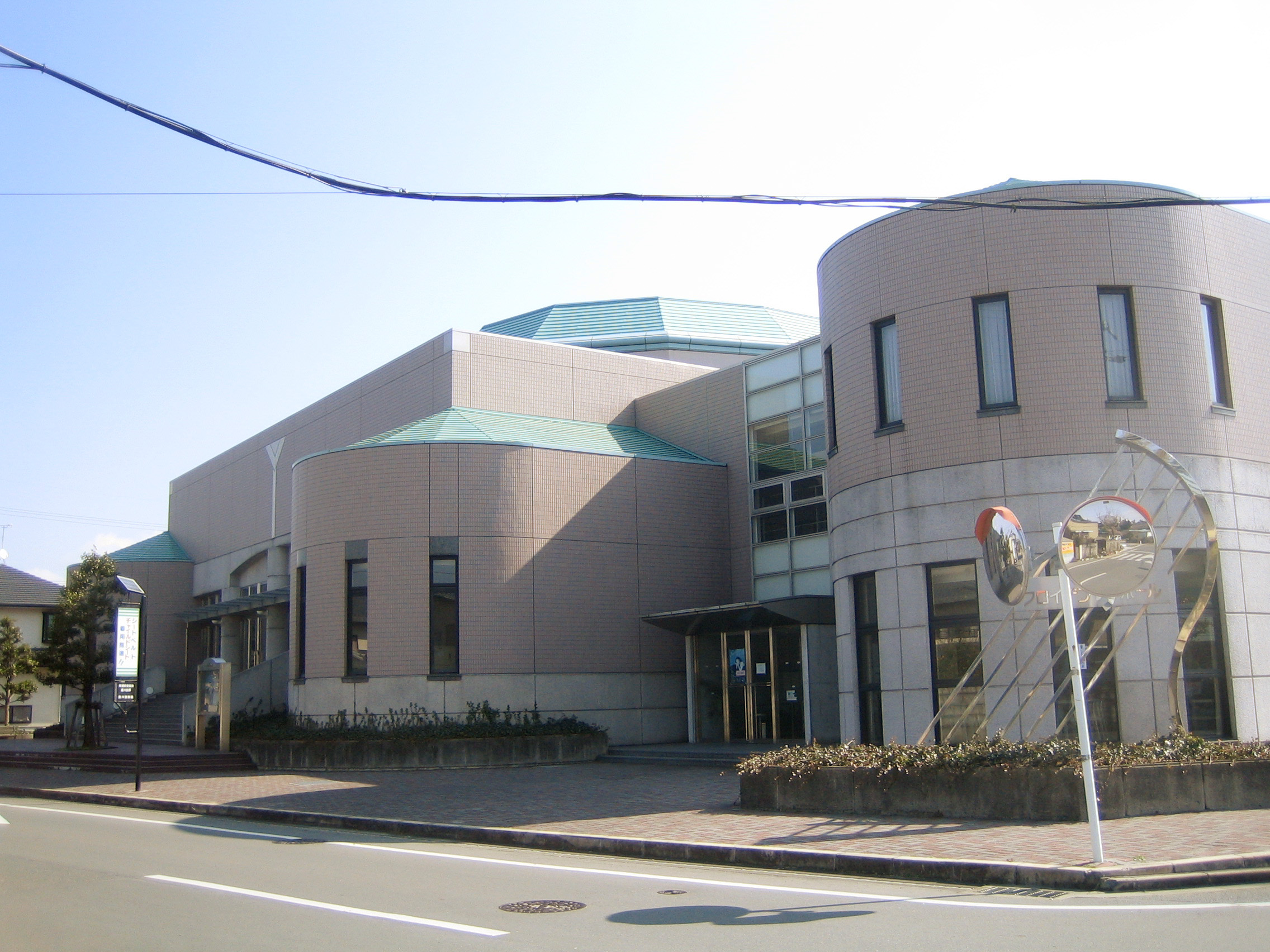 豊川市小坂井文化会館（フロイデンホール）の外観と施設看板