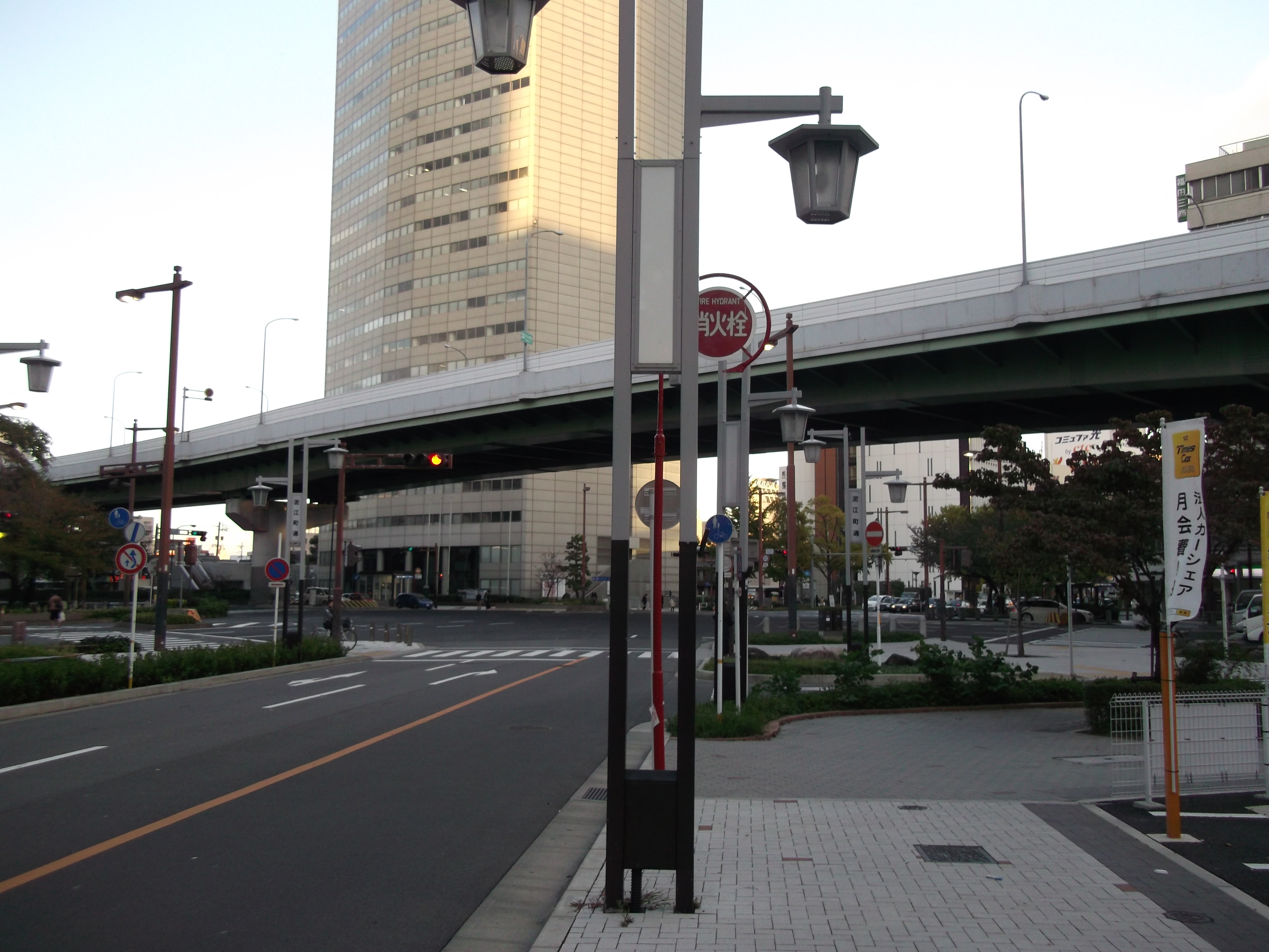 泥江町交差点付近から見た名古屋国際センター