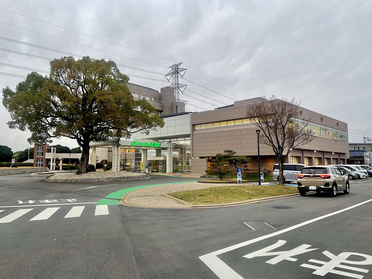 グリーンパレス春日井の車寄せと正面入口
