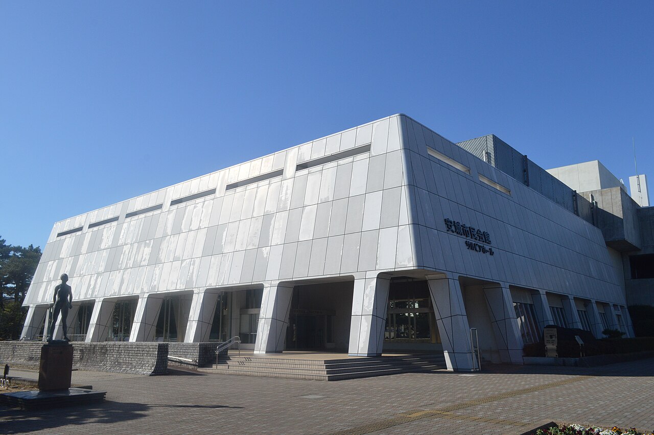 安城市民会館の正面外観