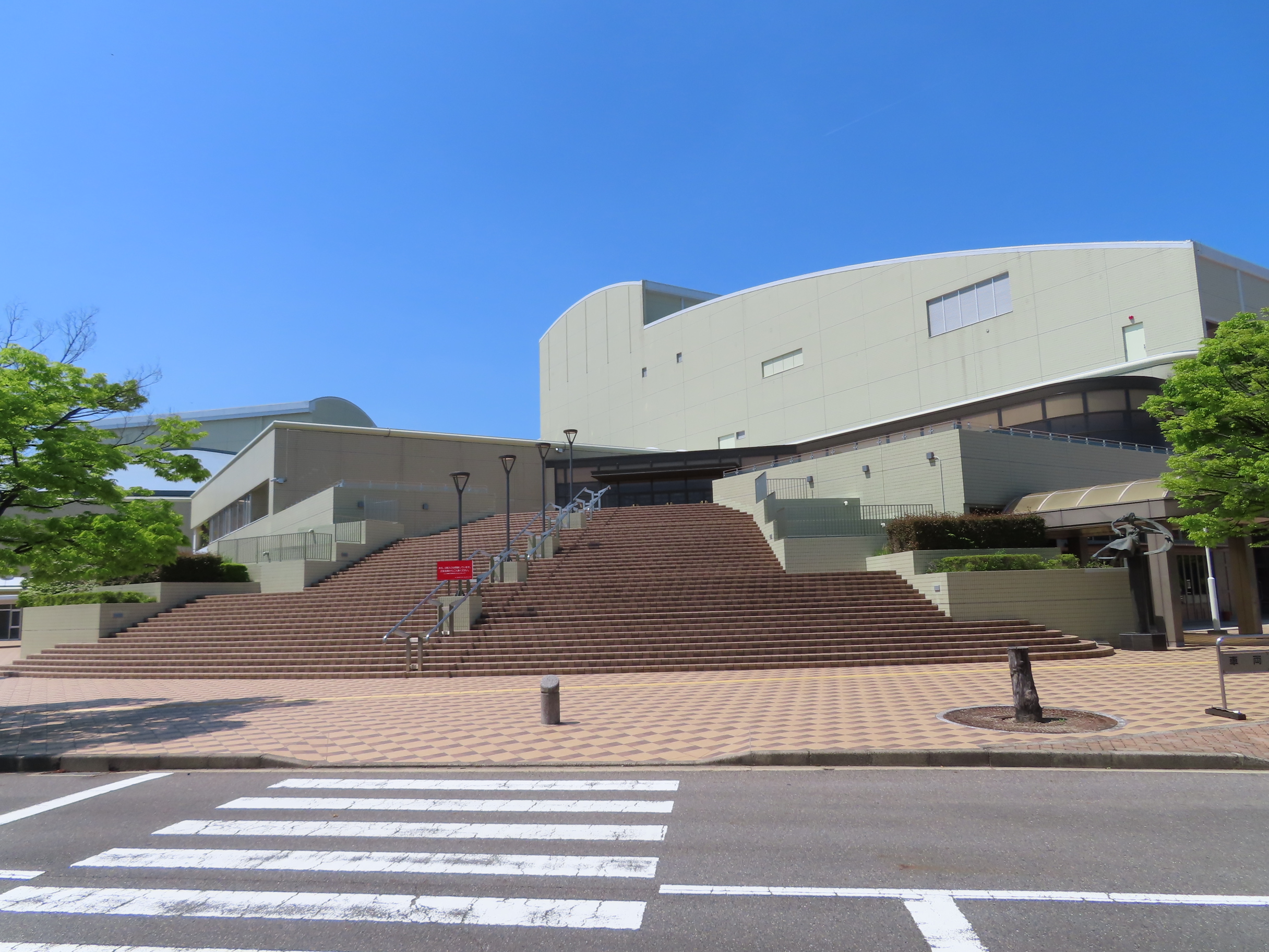 みよし市勤労文化会館（旧文化センターサンアート、現カネヨシプレイス）の外観