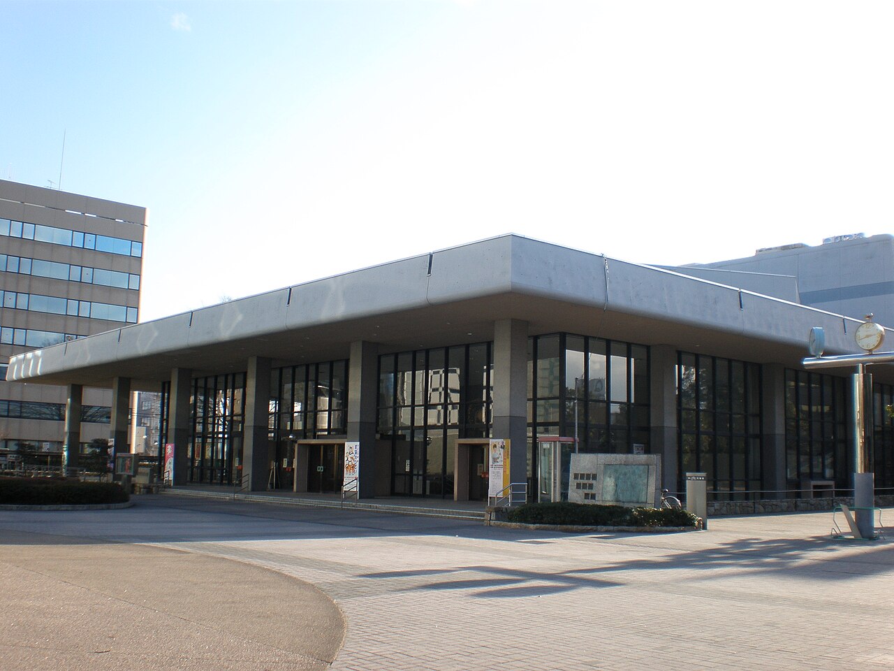 春日井市民会館のエントランス外観