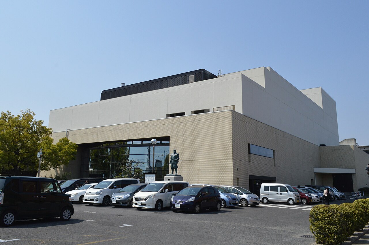 駐車場側から見た尾張旭市文化会館の外観