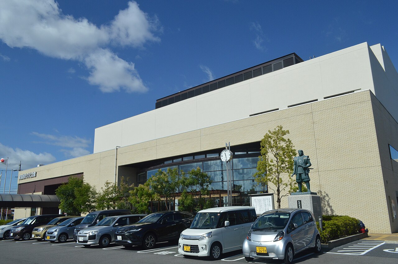 正面外観と毛受勝助家照之像を写した尾張旭市文化会館