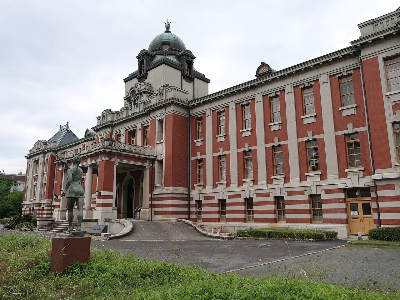 名古屋市市政資料館の正面と彫像