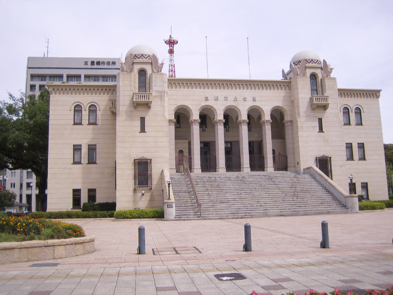 豊橋市公会堂の正面外観