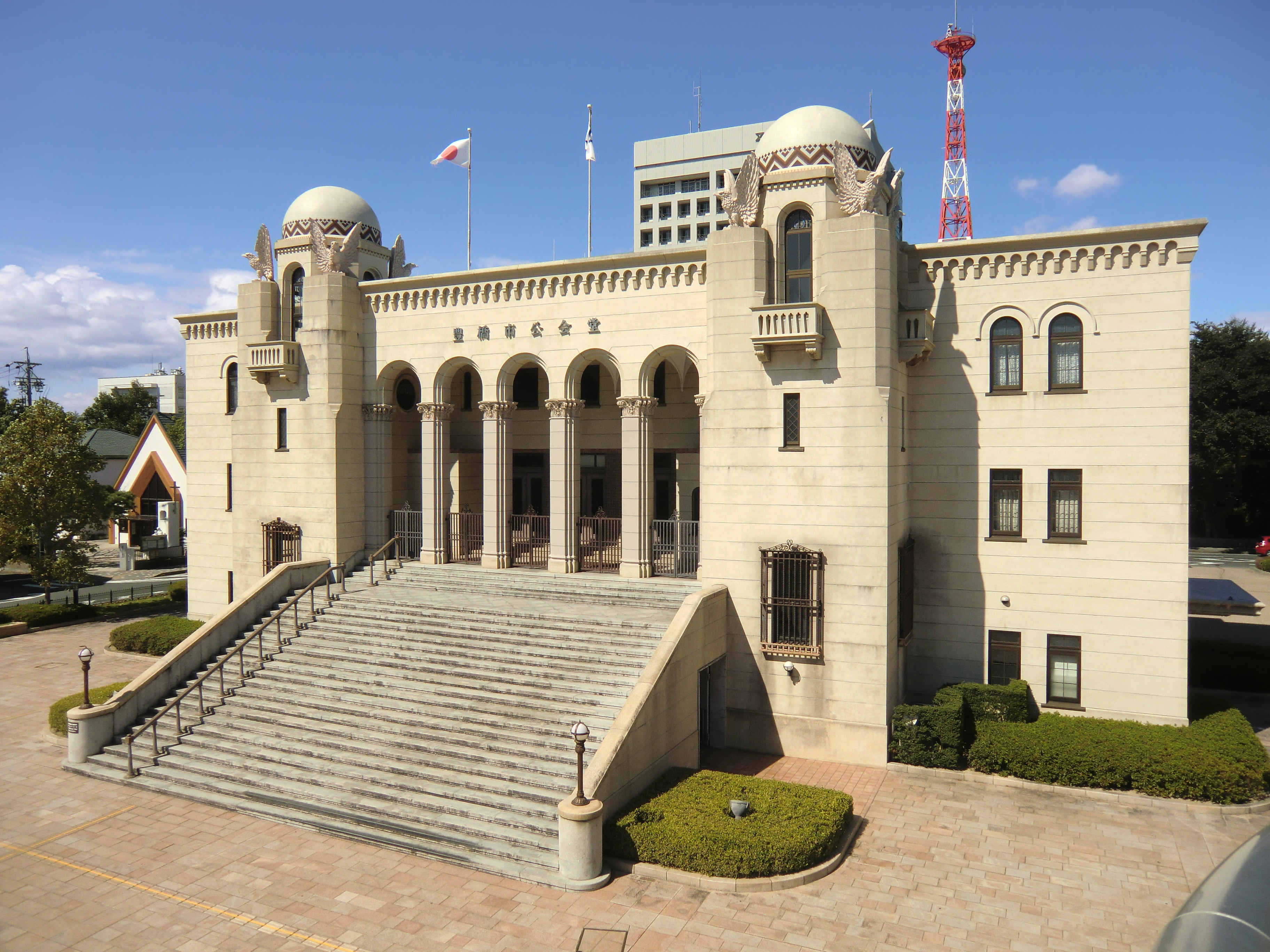 豊橋市公会堂の正面外観（右側から）